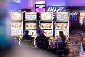 Người dùng chọn slot online trên điện thoại tại 7m cn vn